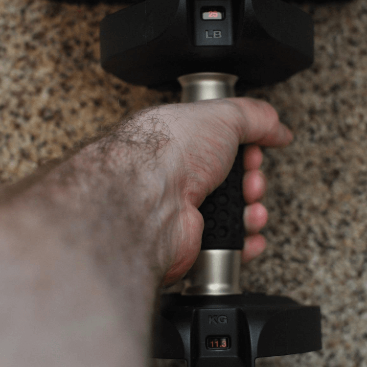 Lb and kg weight monitoring displays on SelectTech 560 Adjustable Dumbbell